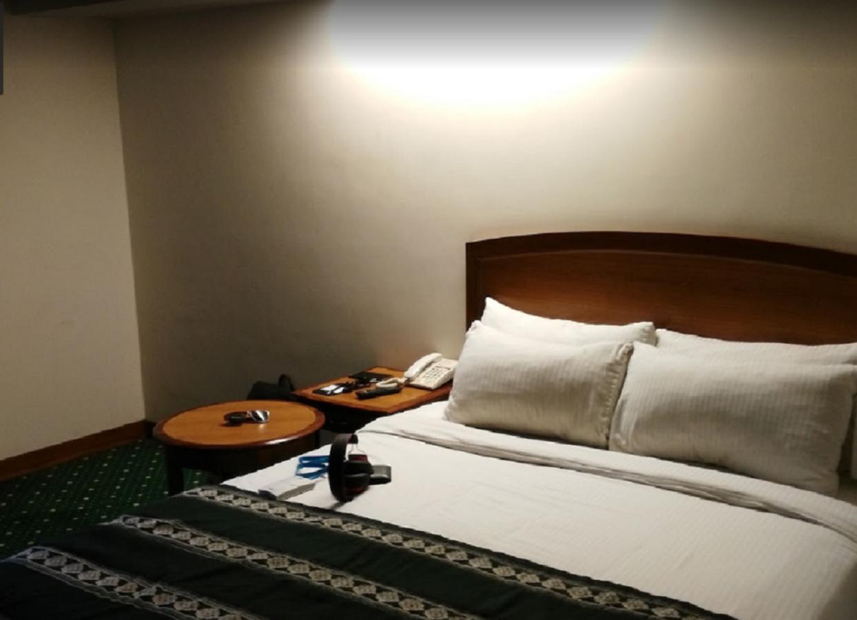 Embassy Inn, カラチ エクステリア 写真