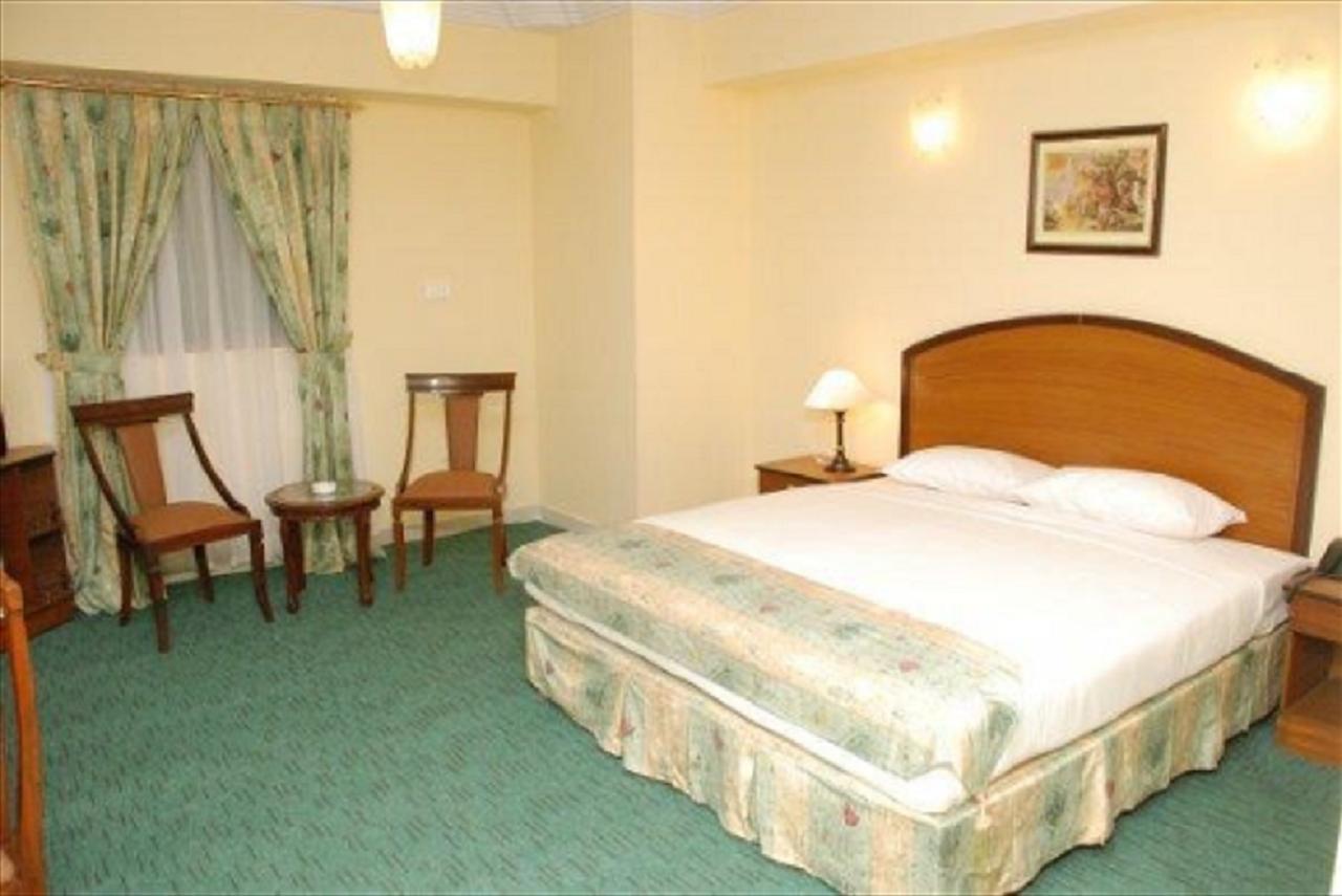 Embassy Inn, カラチ エクステリア 写真