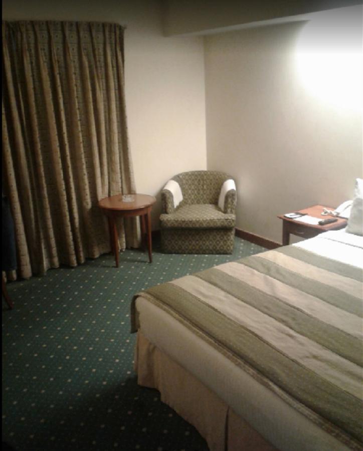 Embassy Inn, カラチ エクステリア 写真