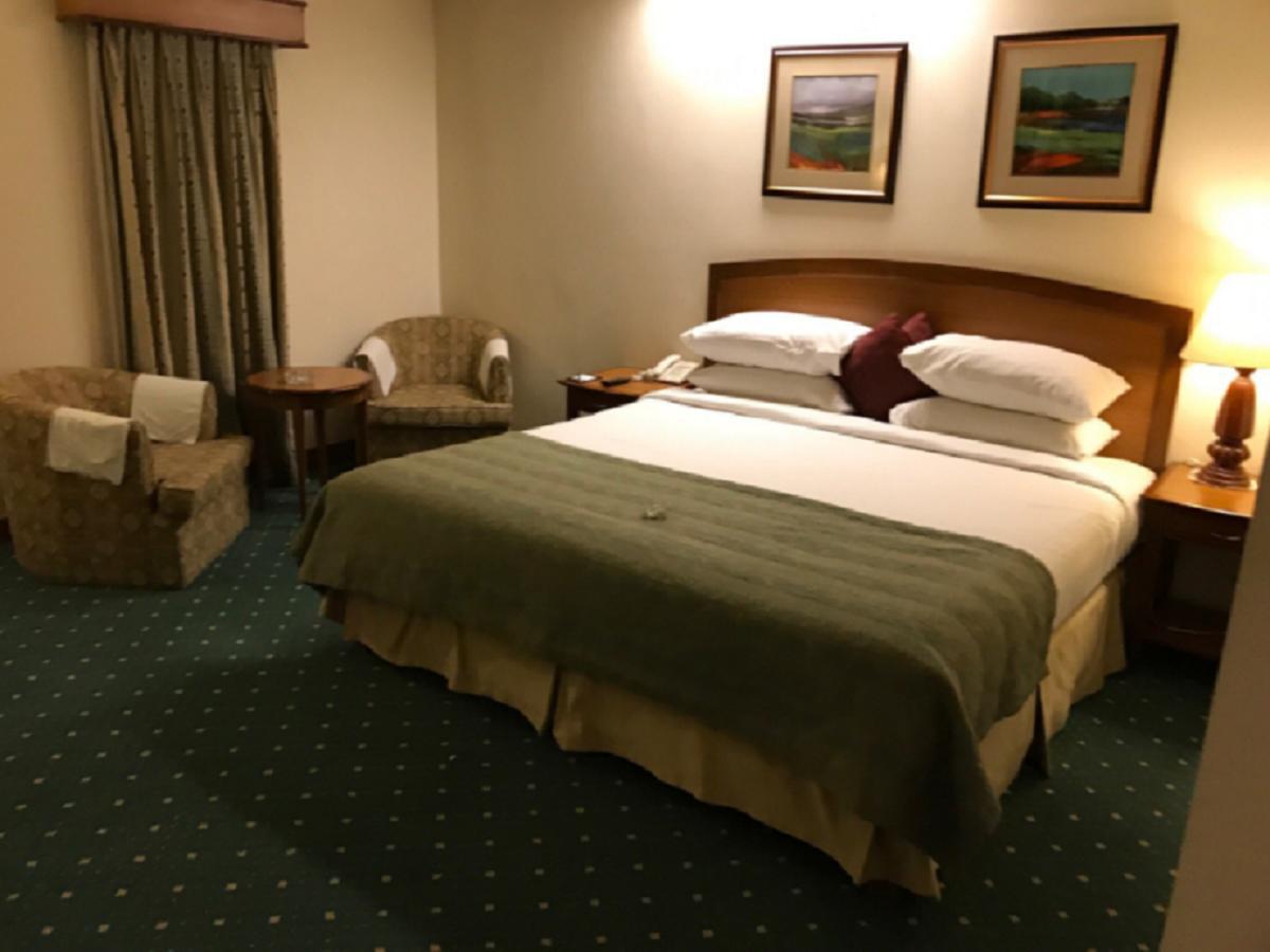Embassy Inn, カラチ エクステリア 写真