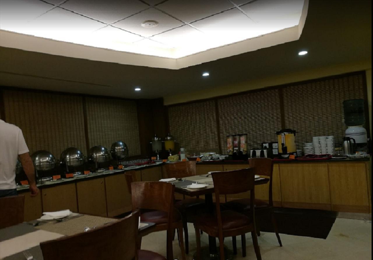 Embassy Inn, カラチ エクステリア 写真